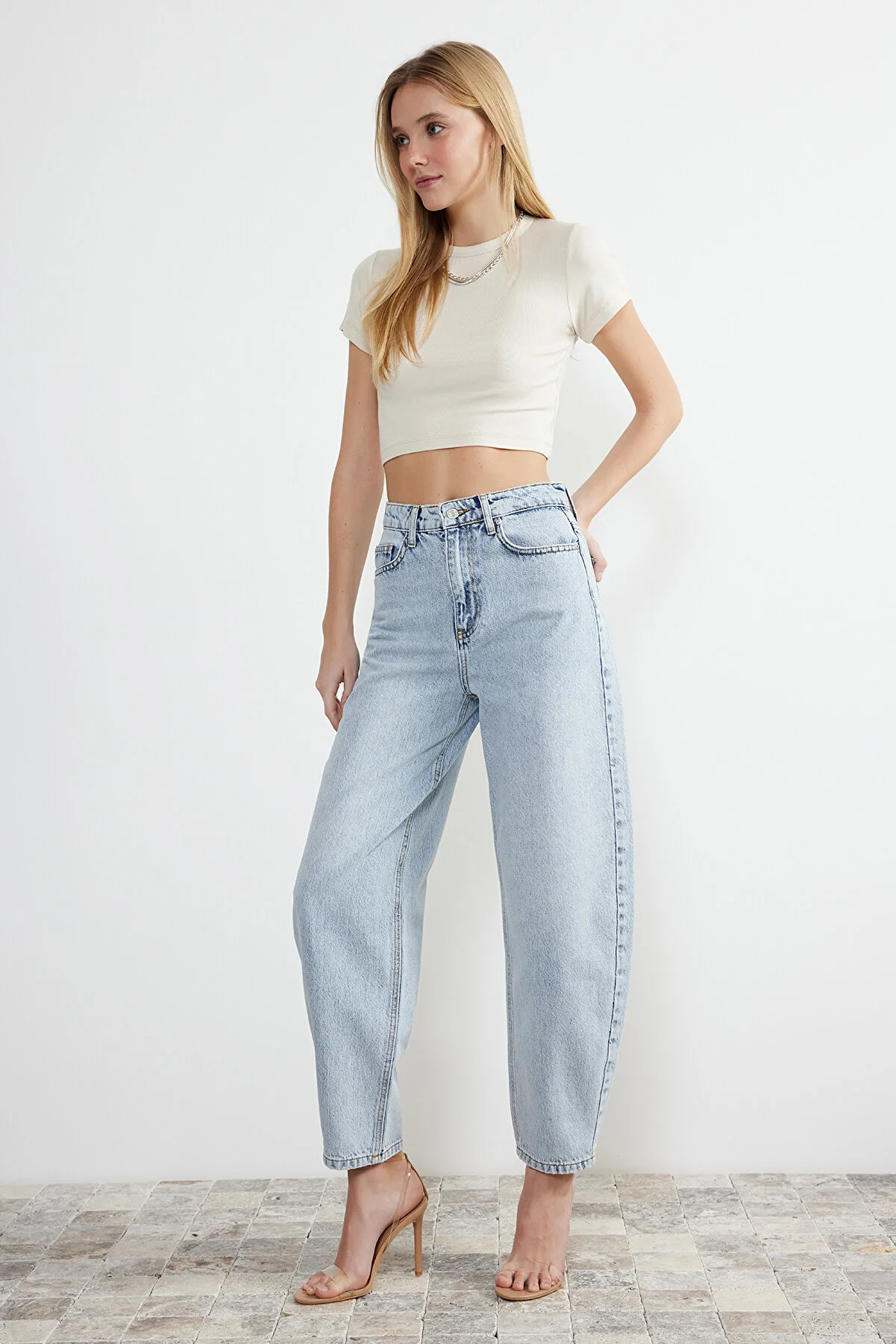 Trendyol Collection  Hellblaue Barrel-Jeans mit hoher Taille TWOSS24JE00113