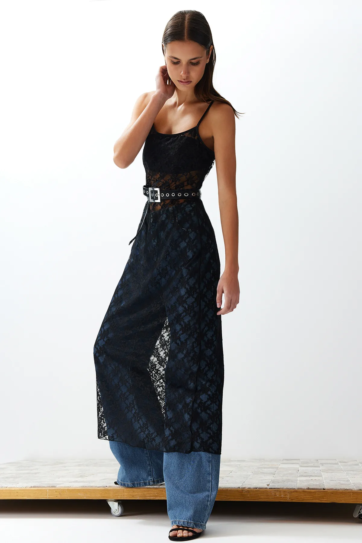 Trendyol Collection  Schwarzes, figurbetontes, flexibles Maxi-Bleistiftkleid aus Strick mit Spitzenträgern TWOSS24EL00574