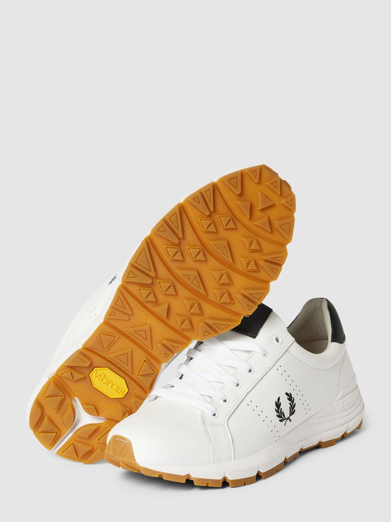 Sneaker mit Perforierungen in weiß