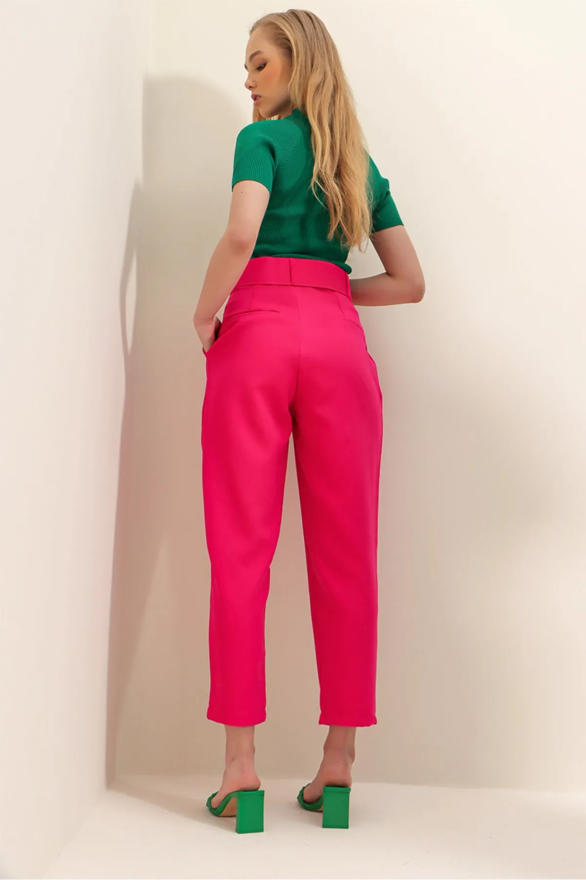 Trend Alaçatı Stili  Fuchsiafarbene Damenhose mit doppelter Tasche, plissiertem Bund und Gürtel, gerade Passform ALC-X8177