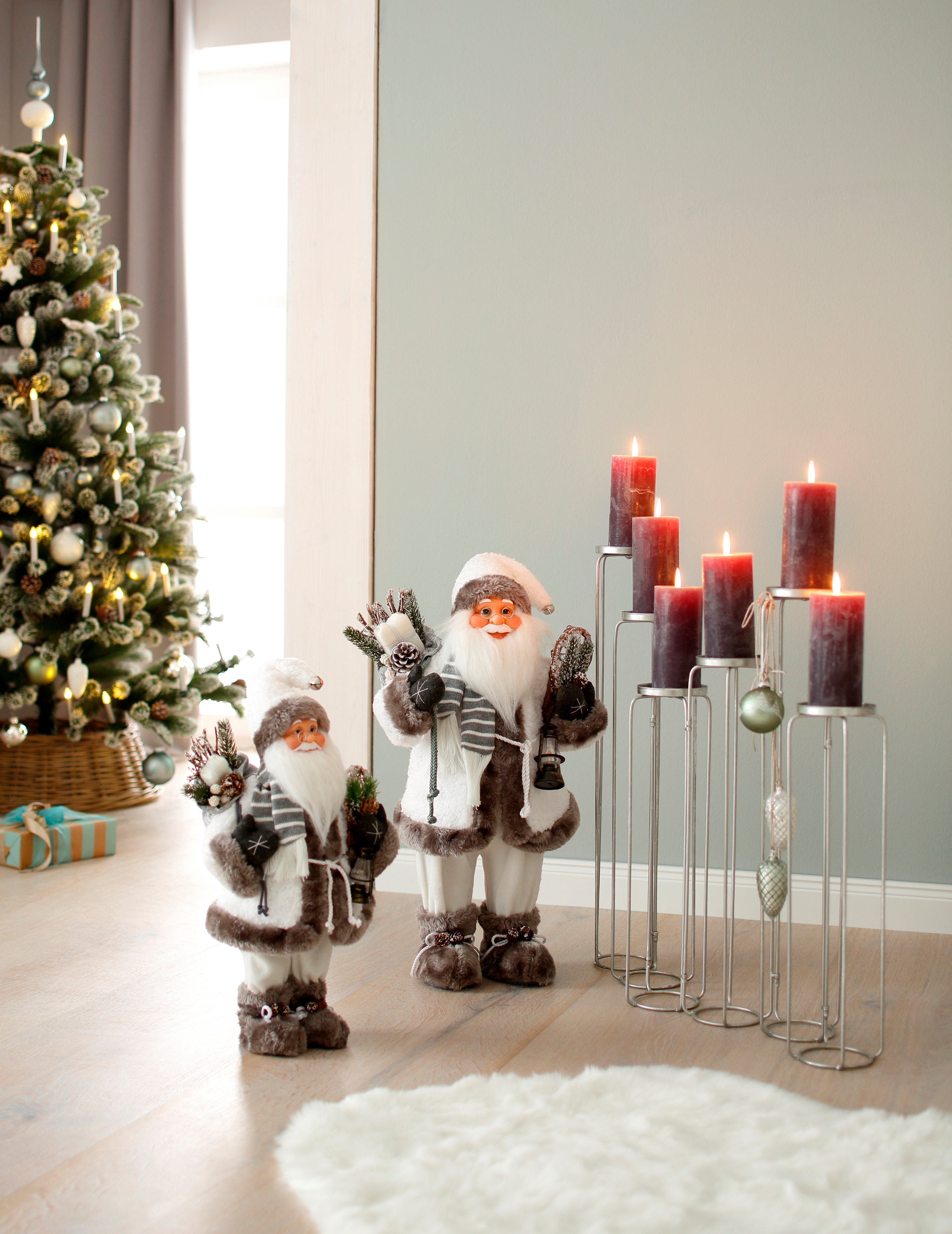 HOSSNER - HOMECOLLECTION Weihnachtsmann Santa mit weißem Mantel und Laterne, Weihnachtsdeko