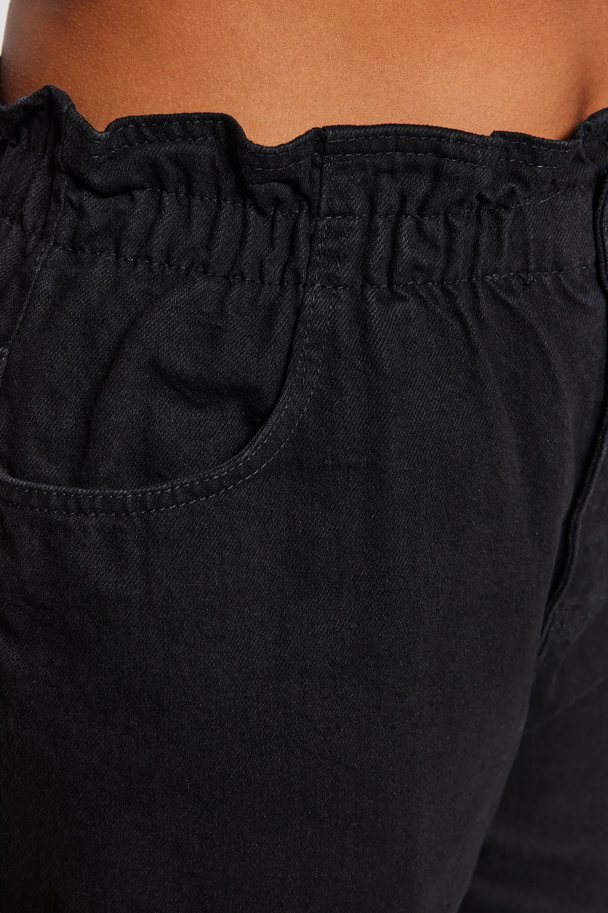 Trendyol Curve  Schwarze Mom-Jeans mit hoher Taille und elastischem Bund TBBAW23JE00002