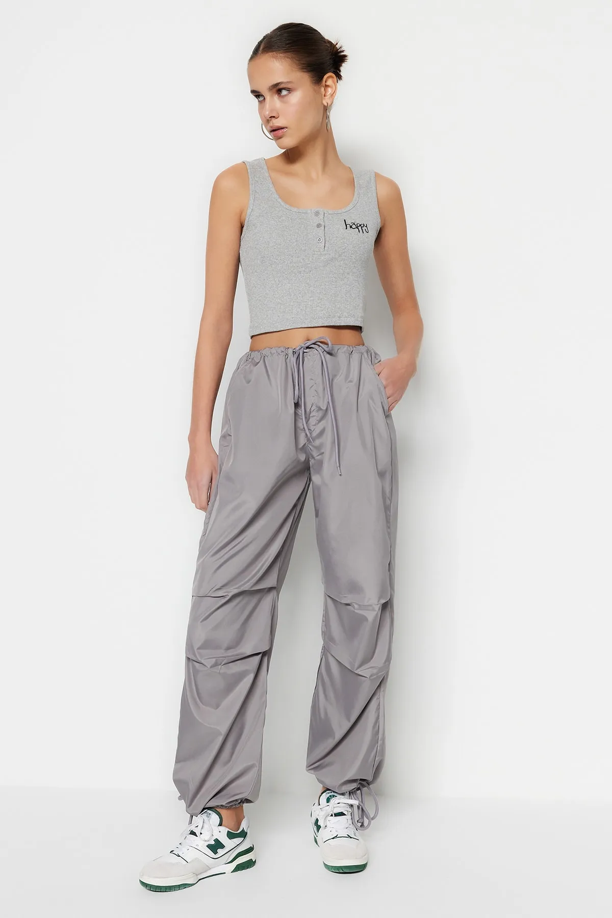 Trendyol Collection  Graue, gewebte Parachute-Webhose mit Gürtel und hohem Bund TWOSS23PL00317