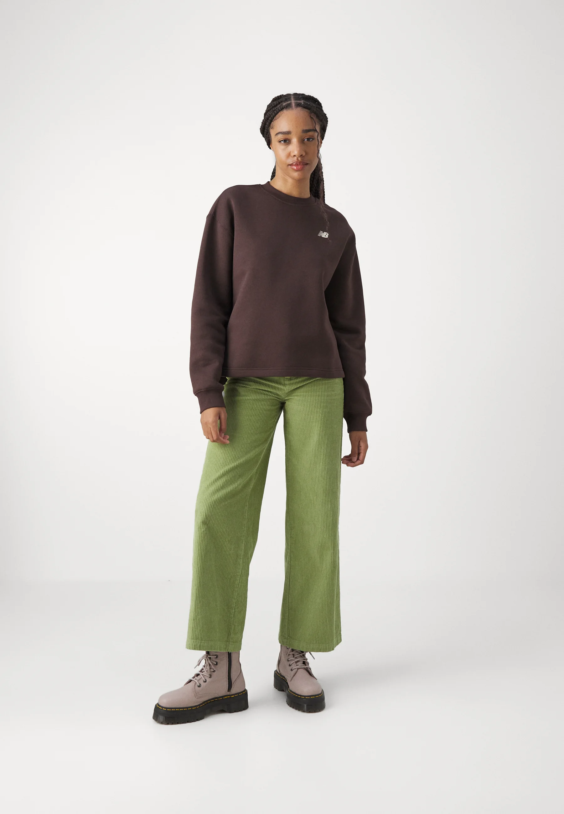 Sudadera New Balance LINEAR HERITAGE con cuello redondo y espalda cepillada