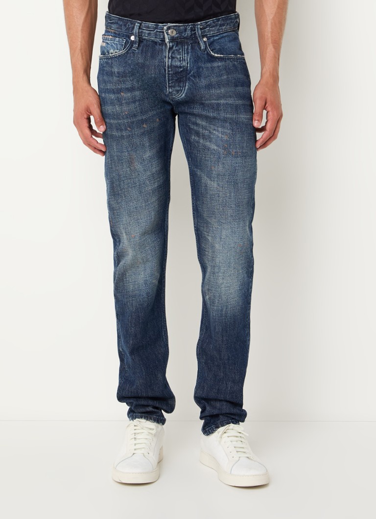 Blugi Emporio Armani slim fit, într-o nuanță închisă, cu buzunare laterale.