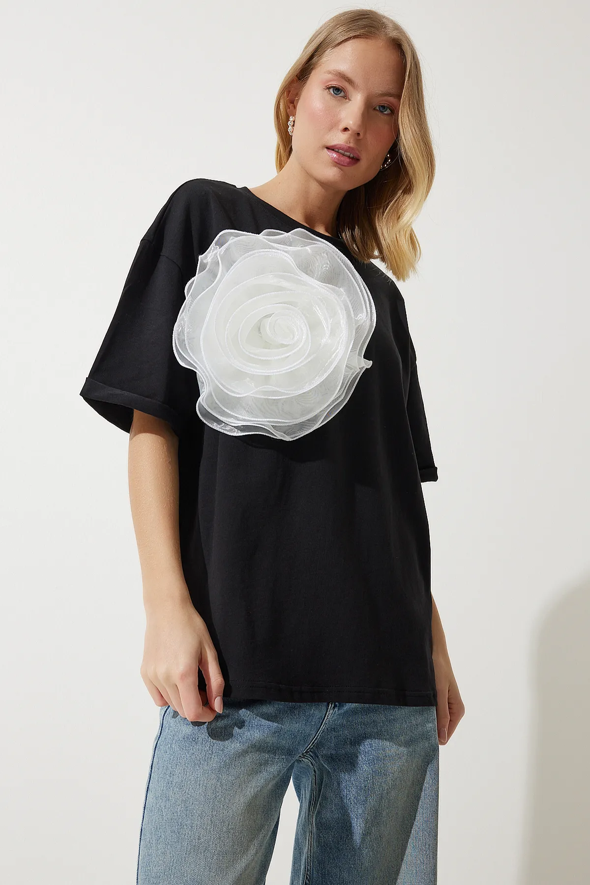 Happiness İstanbul  Schwarzes Damen-T-Shirt mit Blumenbrosche und detailliertem Design UL00018