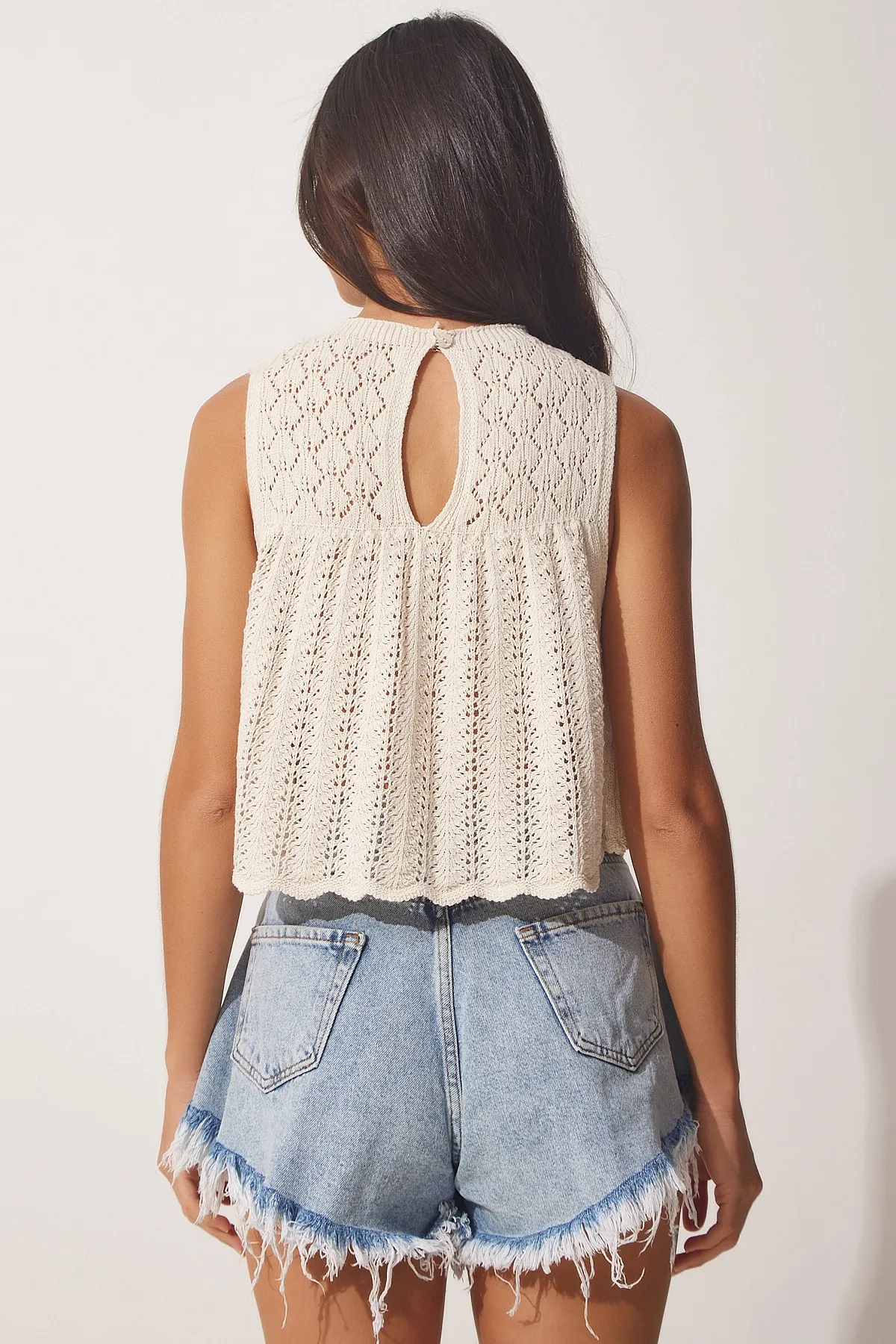 Happiness İstanbul  Cremefarbene, durchbrochene Strick-Crop-Strickbluse für Damen YY00149