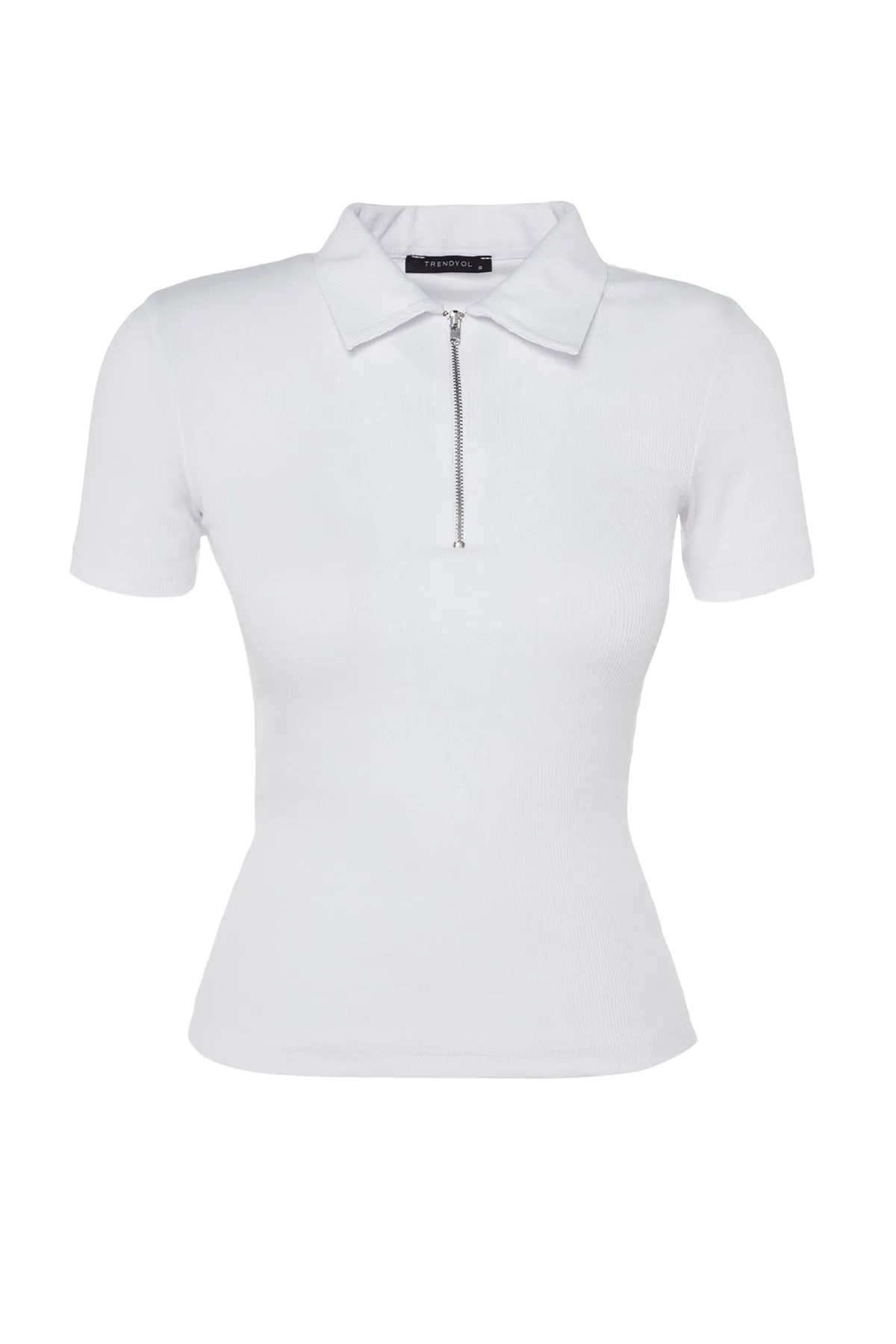 Trendyol Collection  Weiße gerippte, dehnbare Strickbluse mit Reißverschluss und detailliertem Polo-Ausschnitt TWOSS23BZ00496