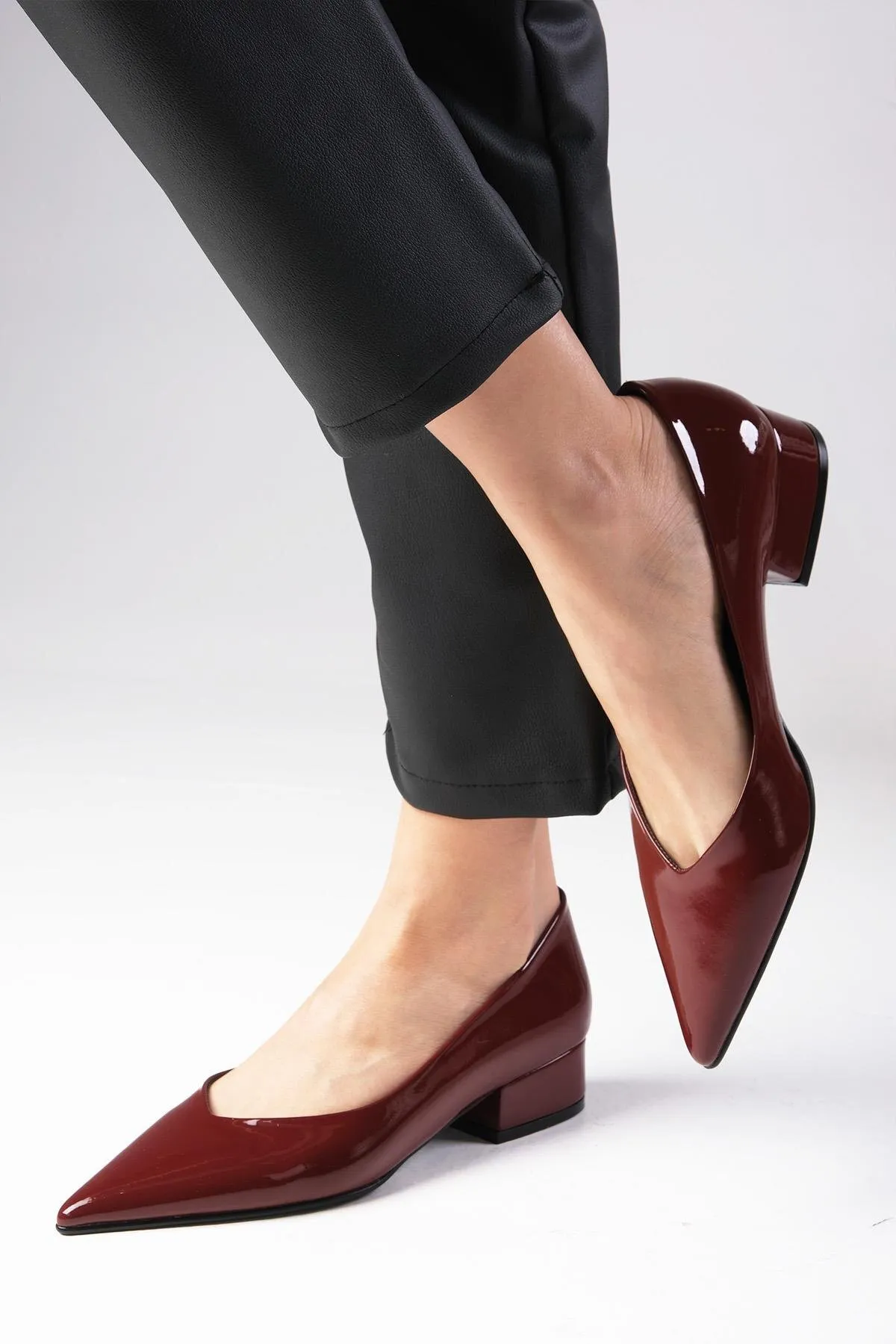 Mio Gusto  Marie Burgunderrote Lackleder-Damenschuhe mit kurzem Absatz