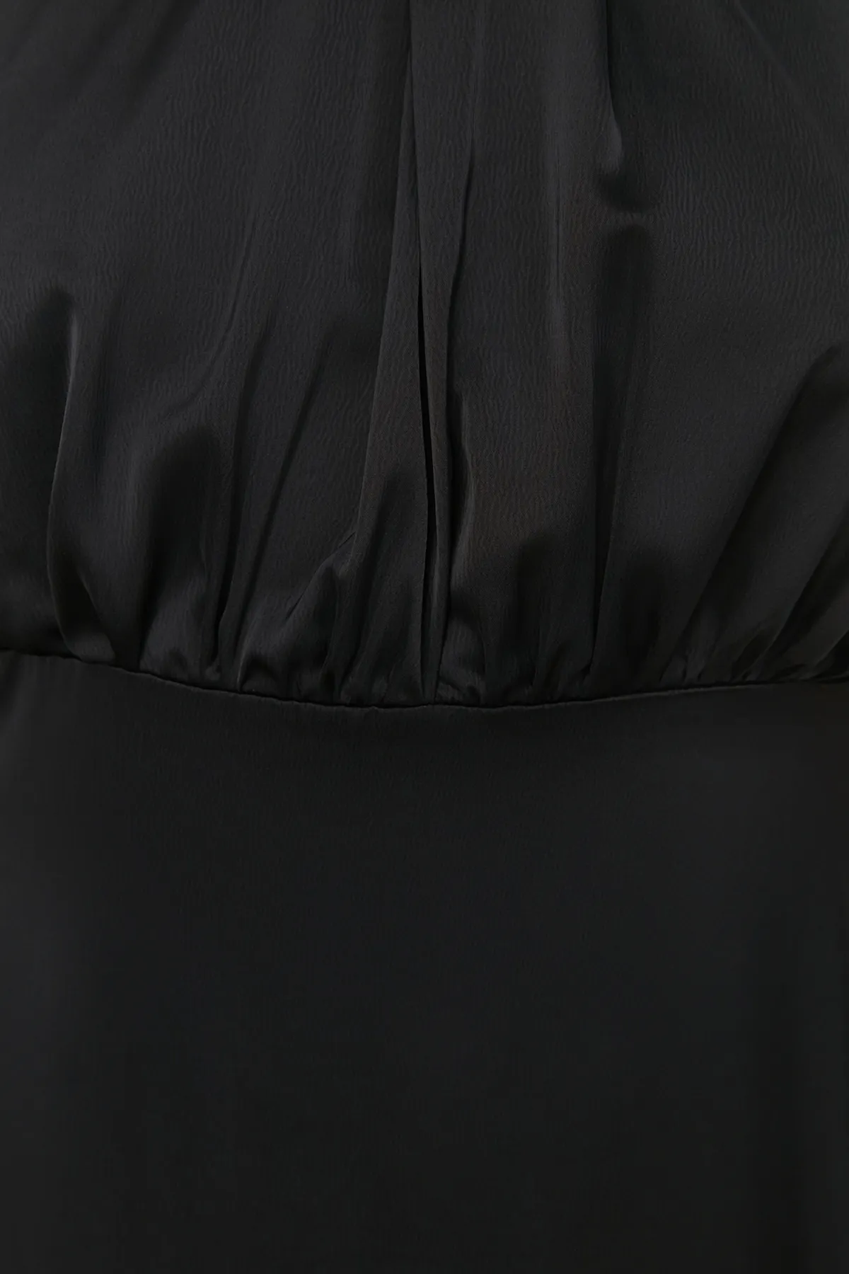Trendyol Curve  Schwarzes Neckholder-Maxikleid aus Satin TBBSS24AH00150