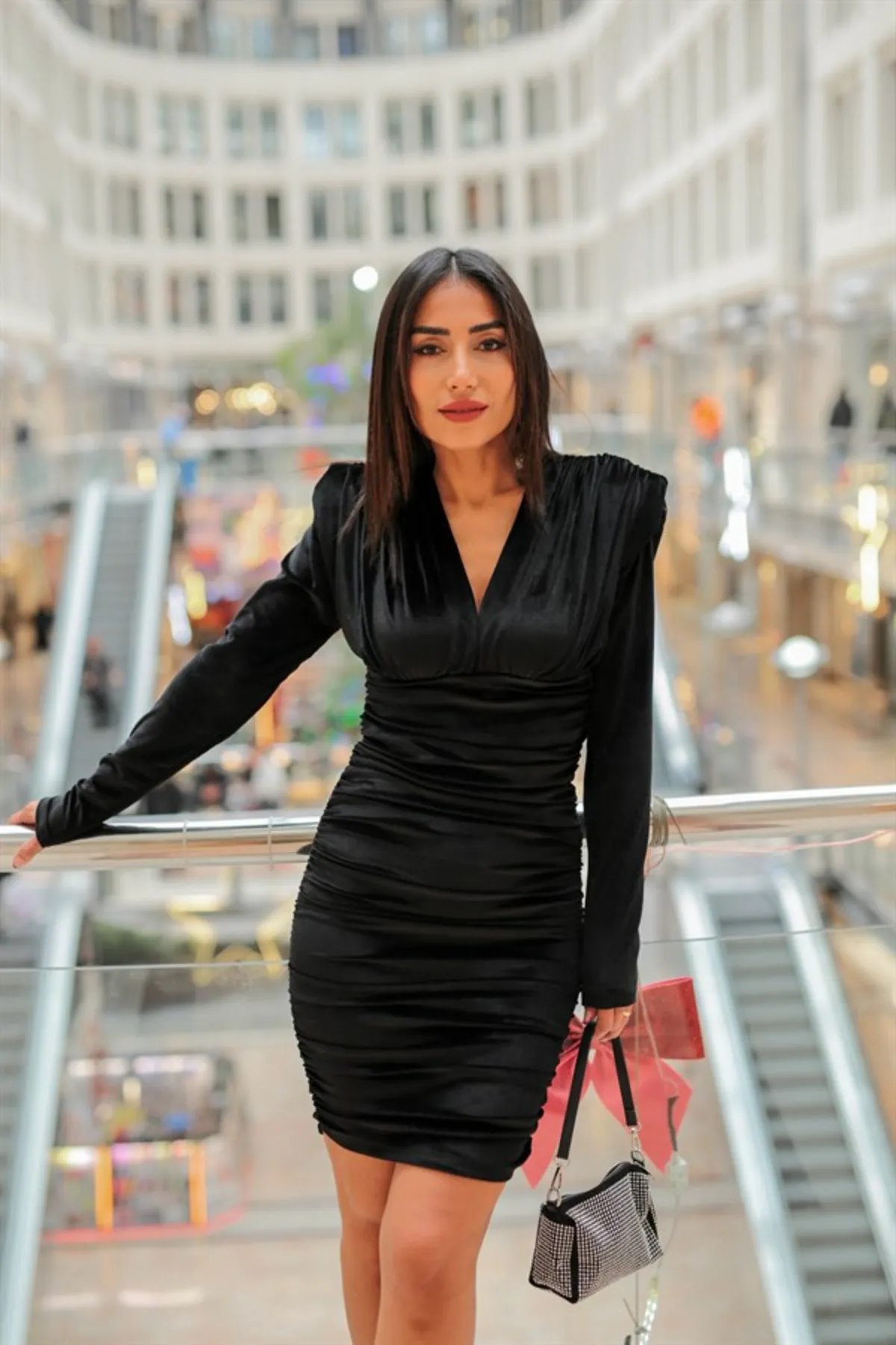 Laluvia  Schwarze Schulterpolster, V-Ausschnitt, geraffte Seiten, verstellbare Länge, stilvolles Samtkleid