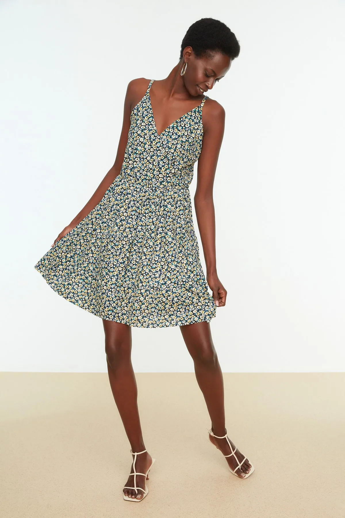 Trendyol Collection  Mehrfarbig gemustertes, zweireihiges, dehnbares Mini-Strickkleid mit Ausschnitt TWOSS21EL1554