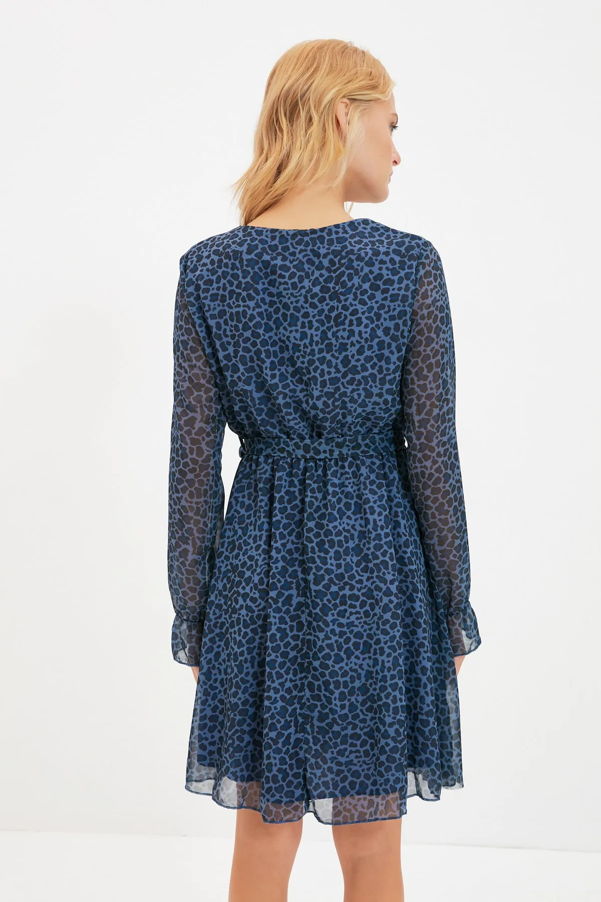 Trendyol Collection  Mehrfarbiges, zweireihiges, gewebtes Minikleid mit Leopardenmuster und Gürtel TWOSS20EL0626