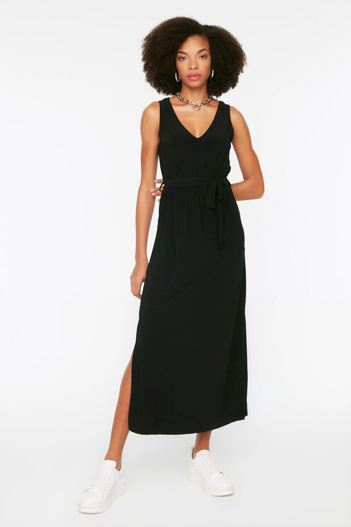 Trendyol Collection  Schwarzes, detailliertes Midi-Strickkleid mit V-Ausschnitt und dehnbarer Krawatte TWOSS22EL2795