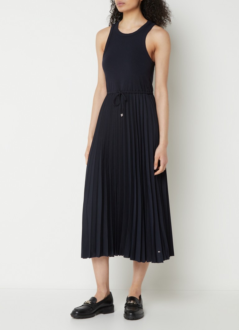 Vestido midi plisado de Tommy Hilfiger con cinturón de lazo.