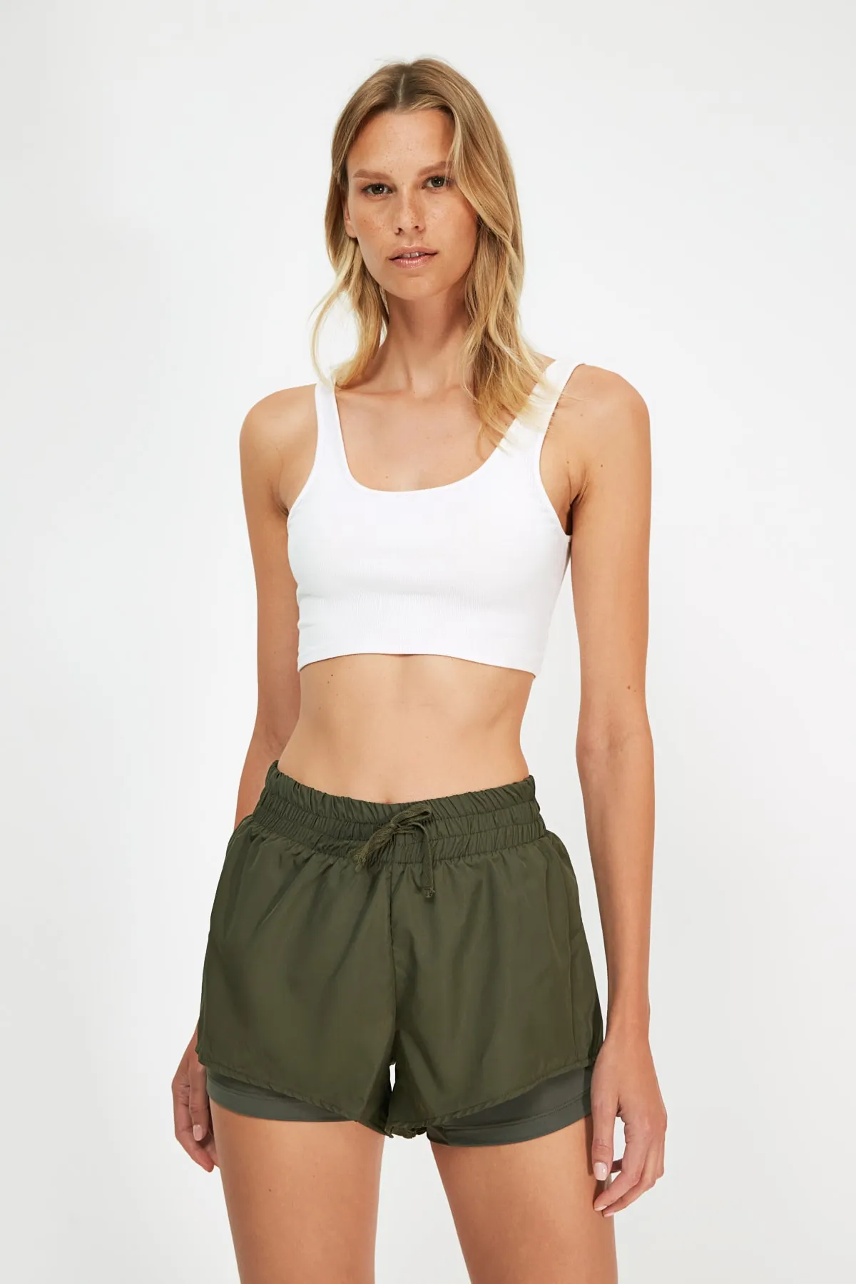 Trendyol Collection  Khakifarbene, zweilagige gestrickte Sportshorts aus Fallschirmstoff mit Innenshorts TWOAW21SR0012