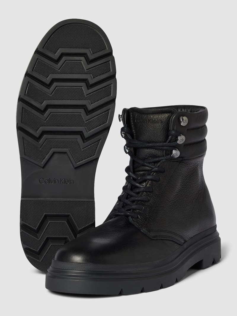 Schnürboots aus Leder mit Label-Detail in schwarz