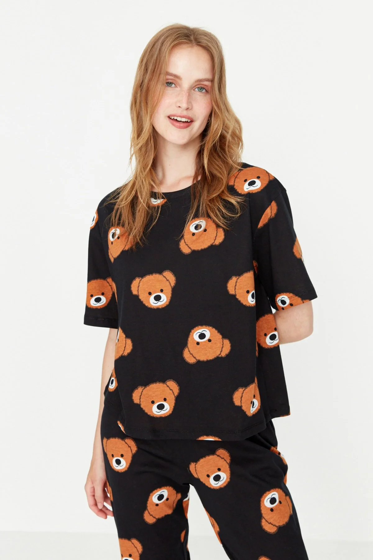 Trendyol Collection  Schwarzes Strick-Pyjama-Set aus 100 % Baumwolle mit Teddybär-Muster, T-Shirt und Hose THMSS21PT0195