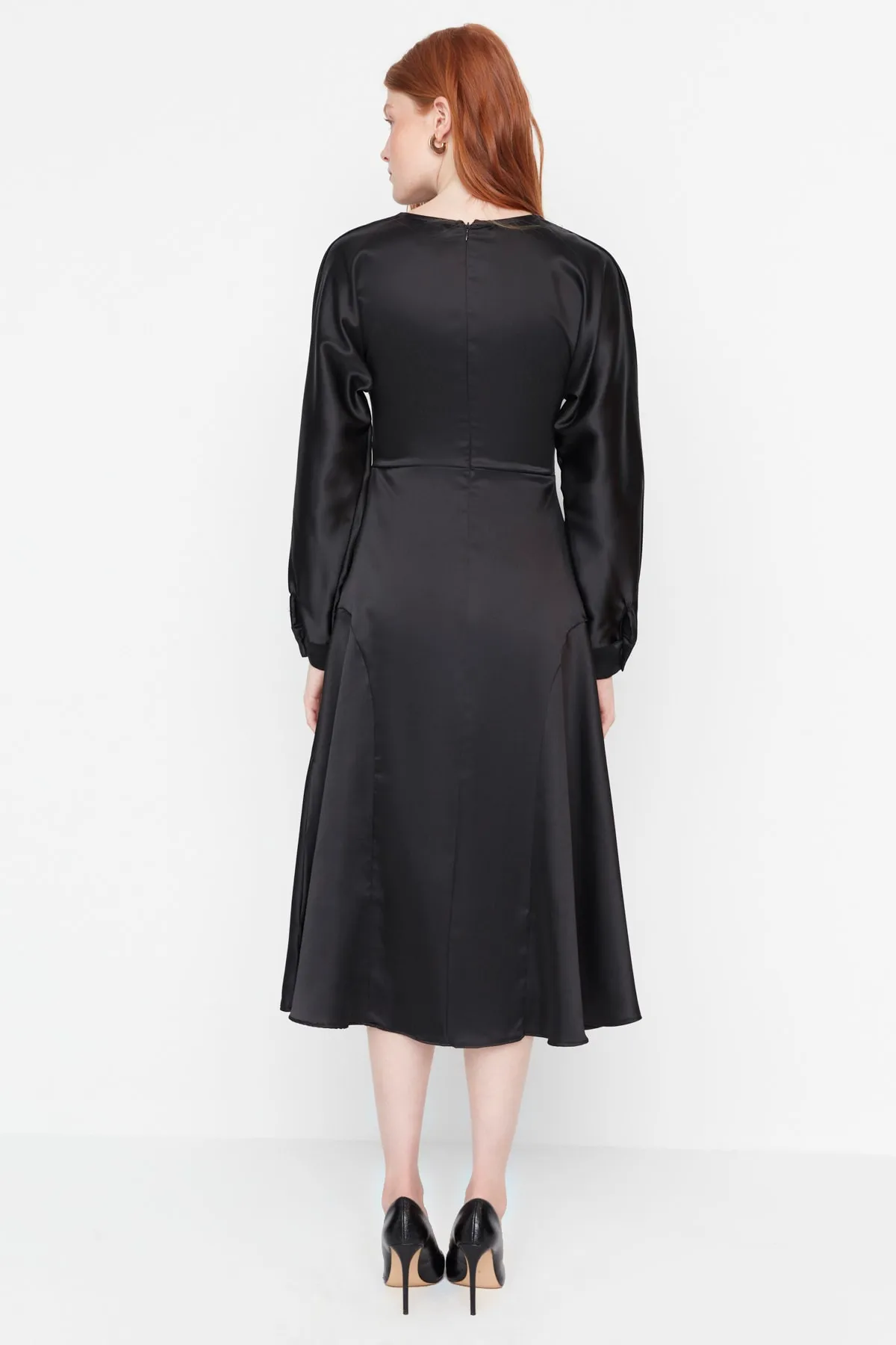 Trendyol Collection  Schwarzes Midi-Kleid aus gewebtem Satin TWOAW23EL01099