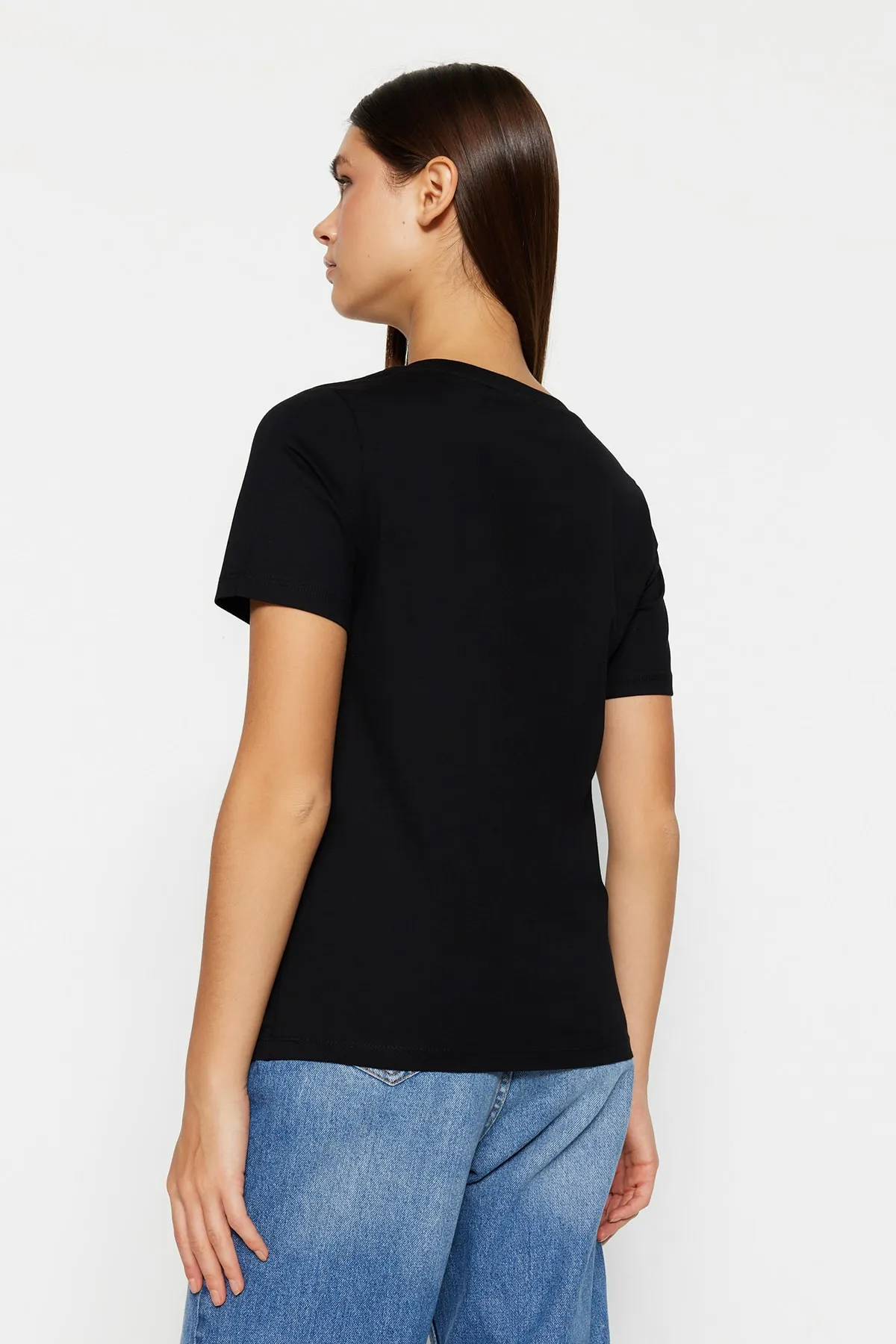 Trendyol Collection  Schwarzes Basic-Strick-T-Shirt mit V-Ausschnitt aus 100 % Baumwolle TWOSS23TS00001