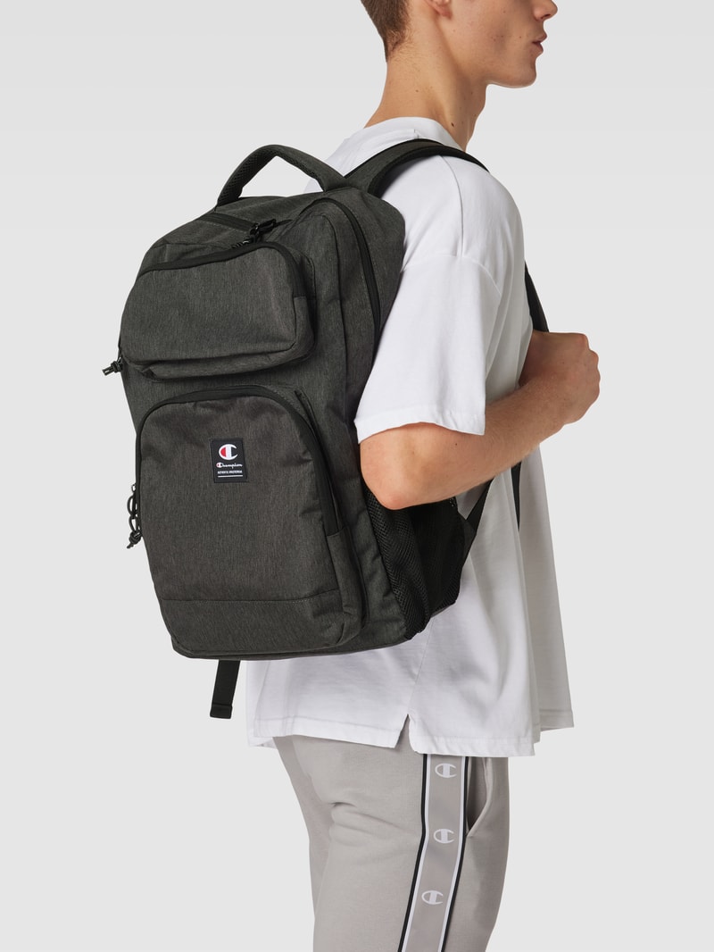Rucksack mit Label-Patch in schwarz