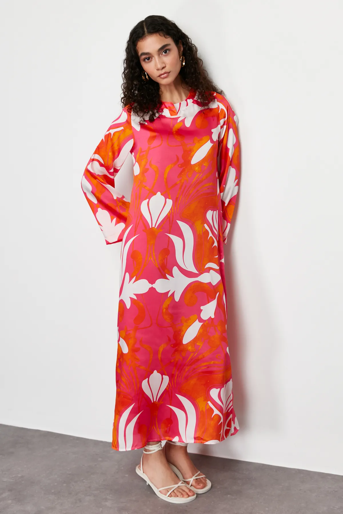 Trendyol Modest  Rotes Abendkleid mit Ethnomuster und Satinoberfläche TCTSS23DB00028