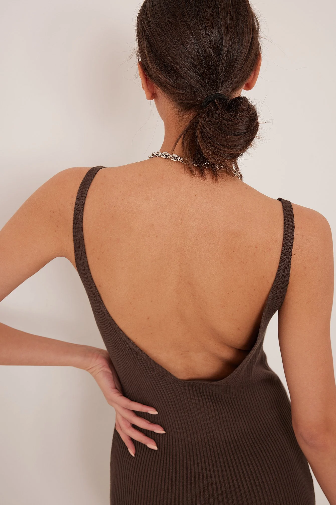 Geripptes Kleid mit tiefem Rücken