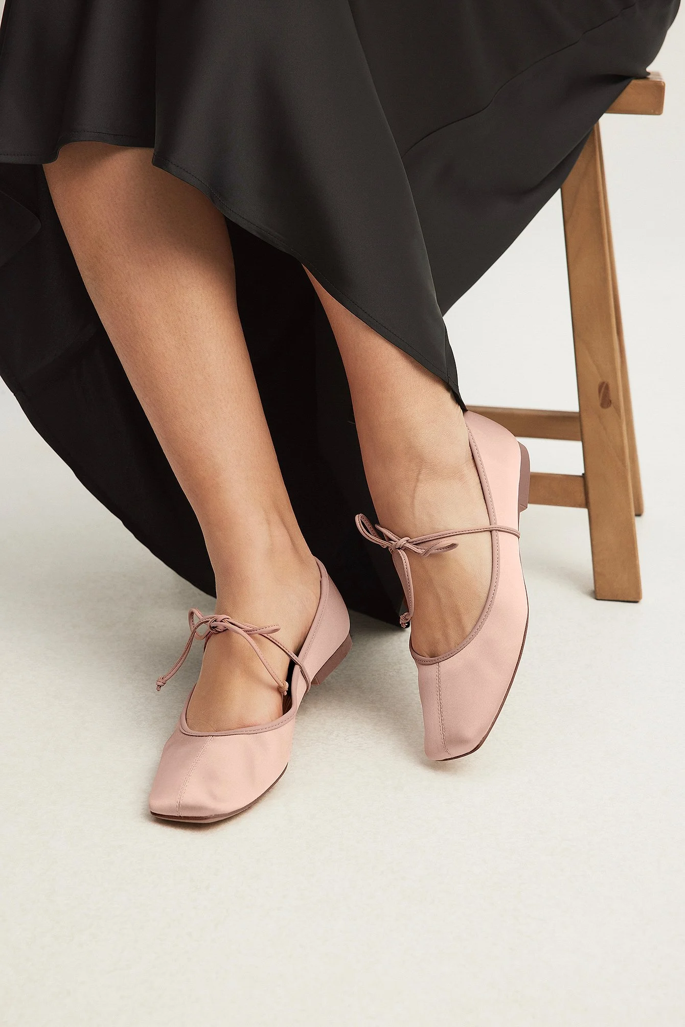 Ballerinas mit eckiger Spitze und Riemendetail