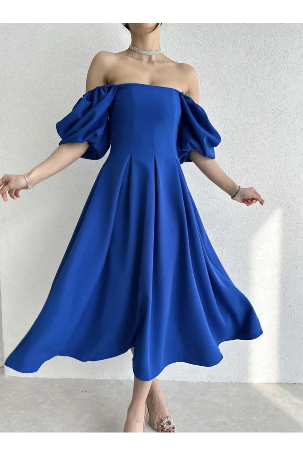 Afiş Butik  Saks – Blaues, plissiertes Midikleid mit eckigem Ausschnitt