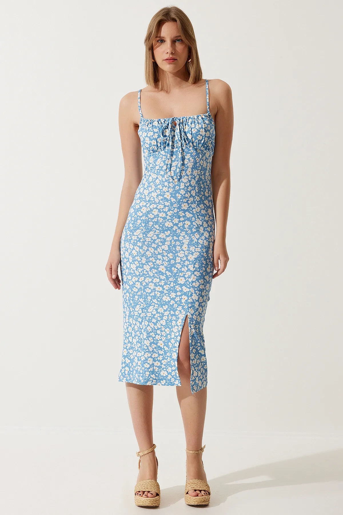 Happiness İstanbul  Himmelblaues, geblümtes, geschlitztes Sommer-Strickkleid für Damen CI00029