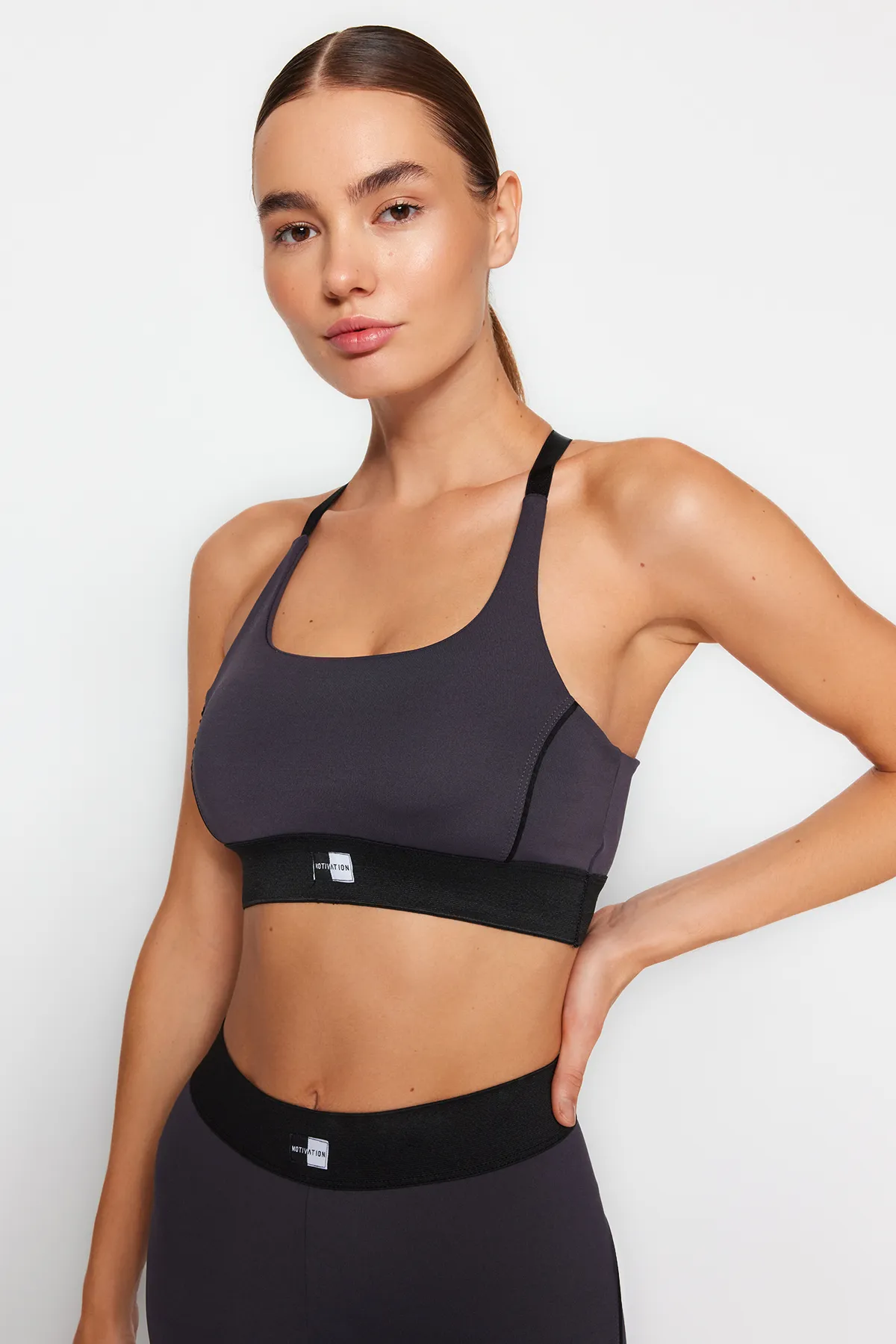 Trendyol Collection  Dunkelanthrazitfarbener, gestrickter Sport-BH mit Etikett und Gummi an der Taille, detailliert unterstützt/formend THMAW24SS00012