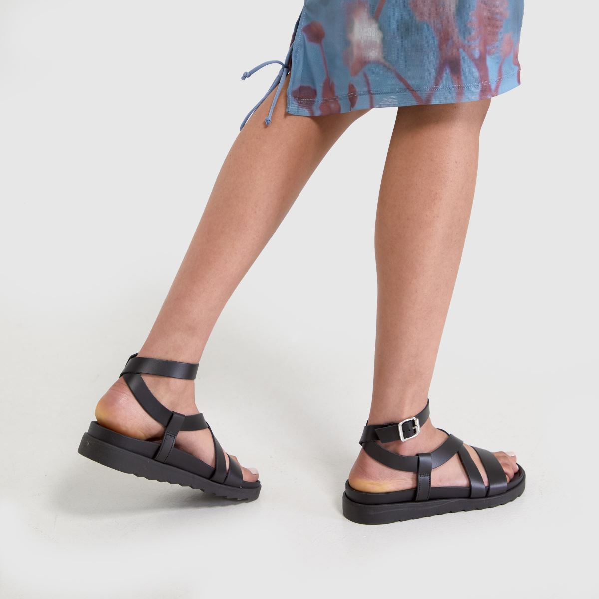 Schuh Taylor keresztpántos talpbetétes szandál fekete színben