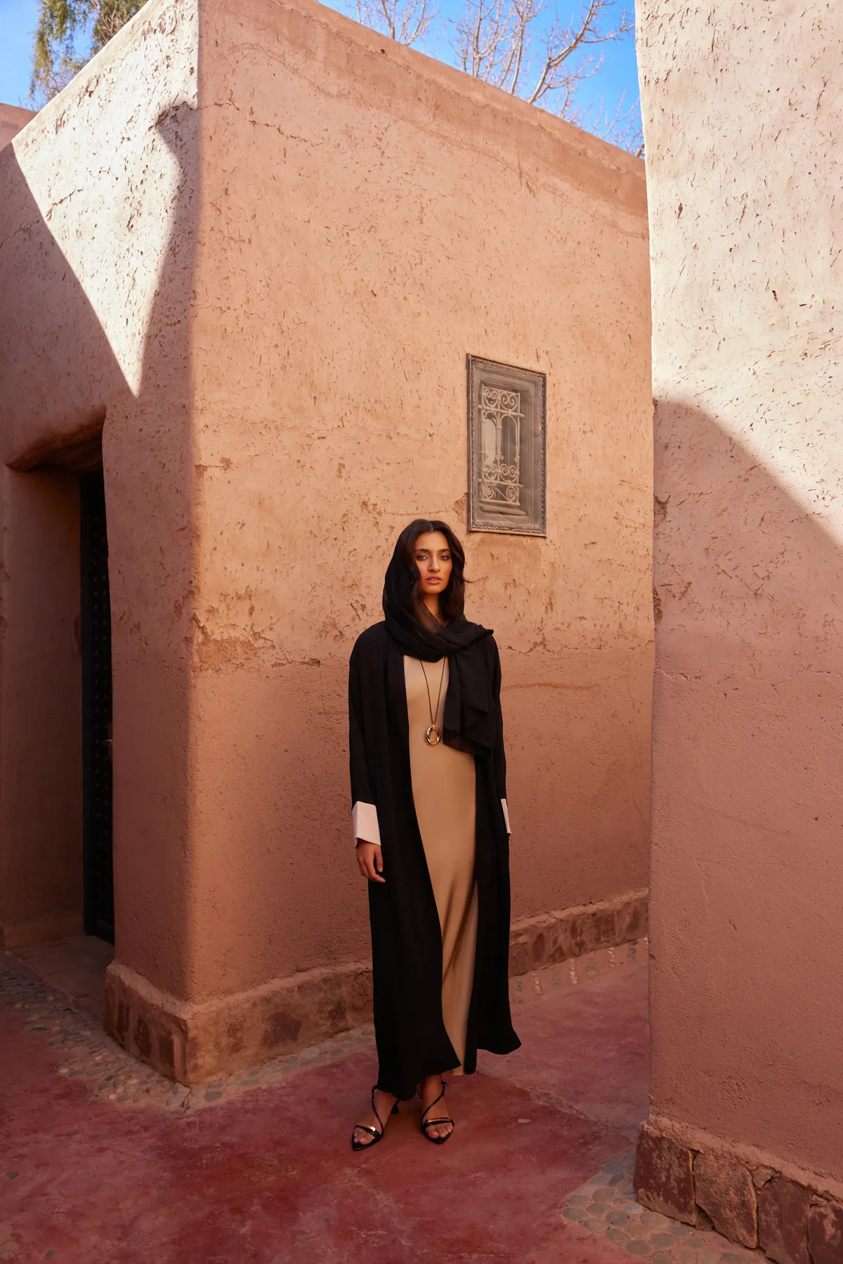 Trendyol Modest  Schwarzes, farbblockiertes Aerobin Ferace Abaya & Kleid, 2-teiliges gewebtes Set TCTSS24US00033