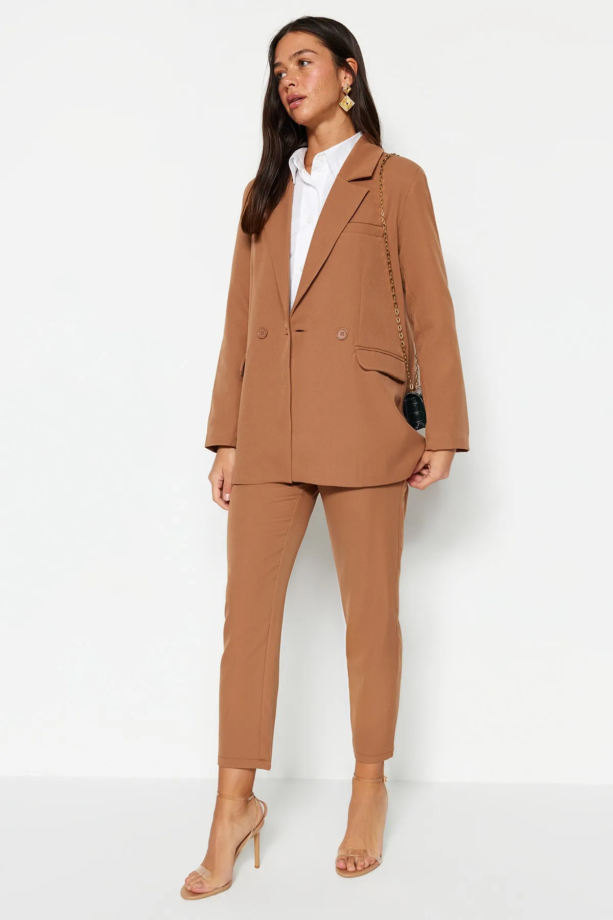 Trendyol Modest  Kamelfarbenes Blazer-Jacken-Hosen-Set aus gewebtem Oberteil und Unterteil TCTAW23US00132