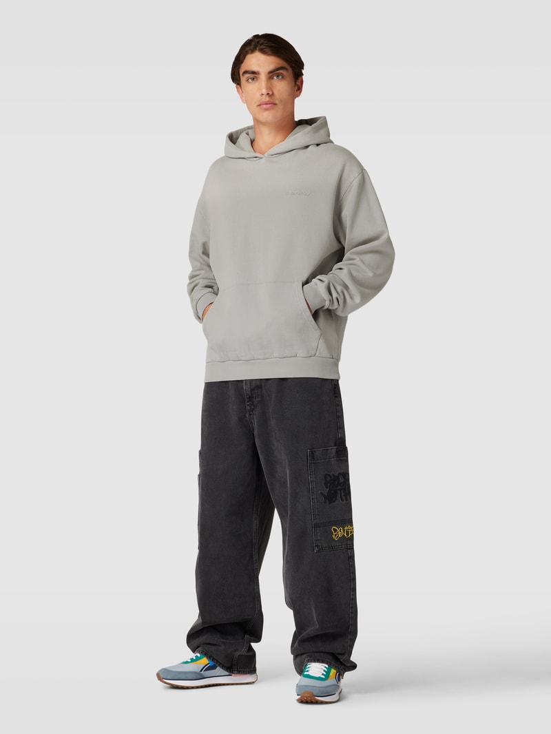 Hoodie mit Label-Print in mittelgrau
