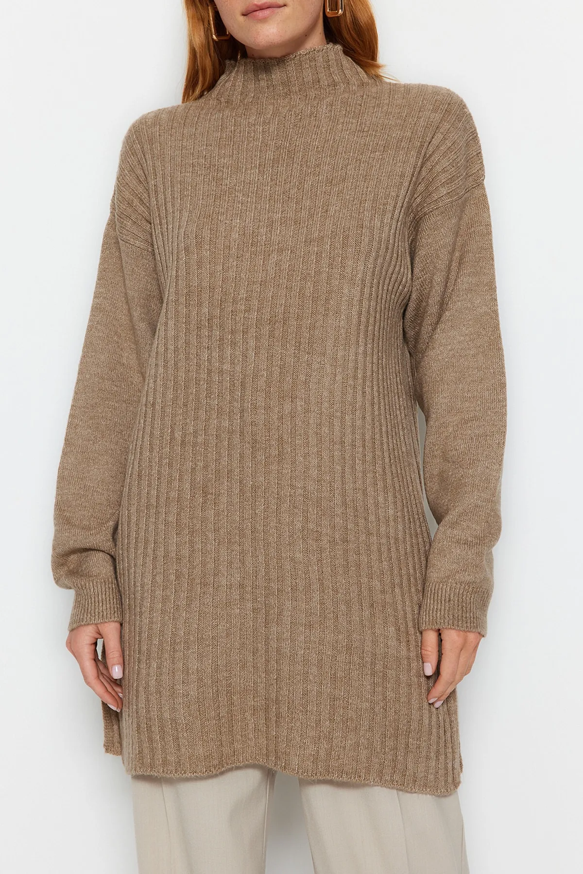 Trendyol Modest  Nerzfarbener Cord-Strickpullover mit hohem Kragen TCTAW24AK00013