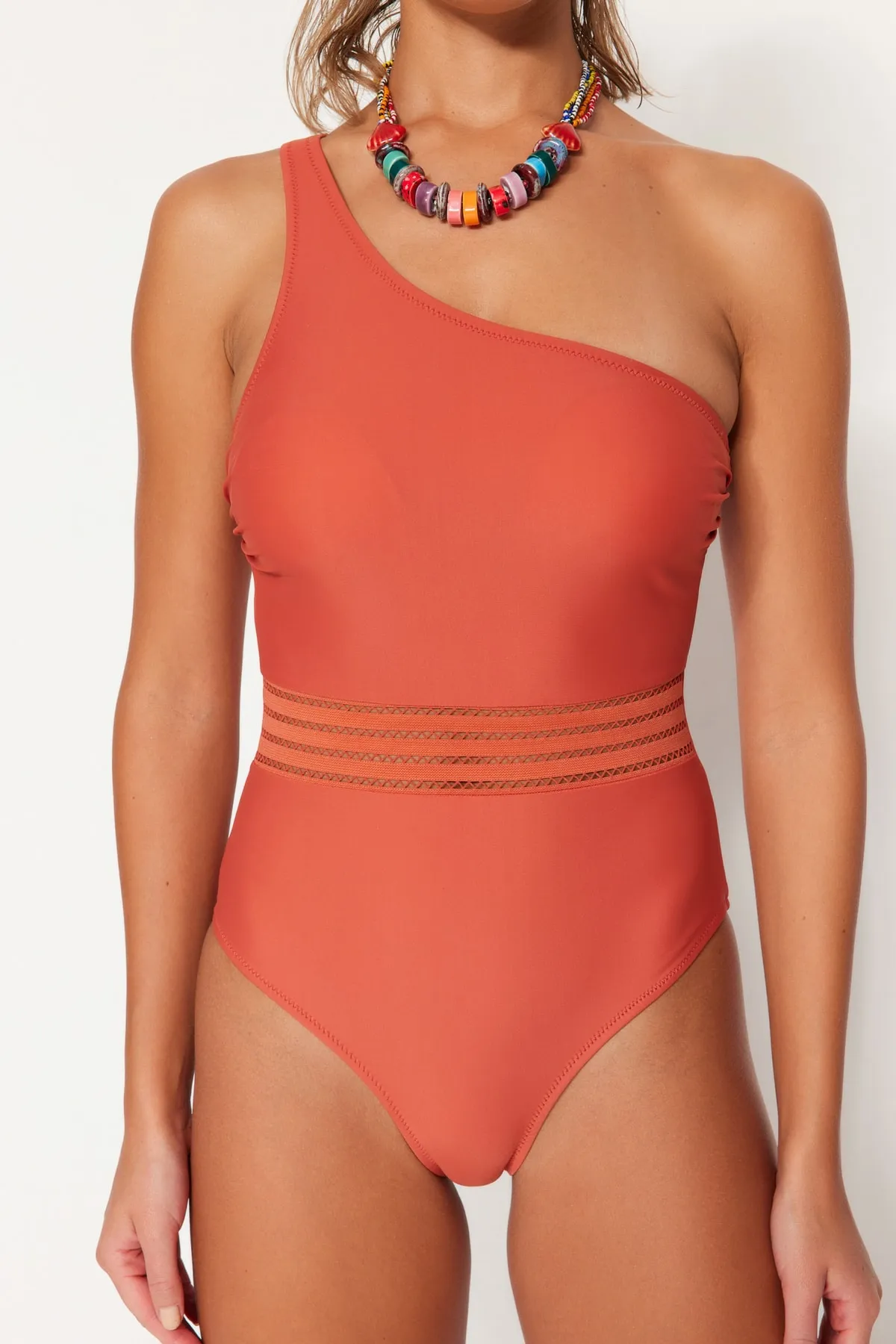 Trendyol Collection  Badeanzug mit Streifenmuster und einer Schulter sowie normalem Beinausschnitt, Kachelmuster TBESS21MA0138