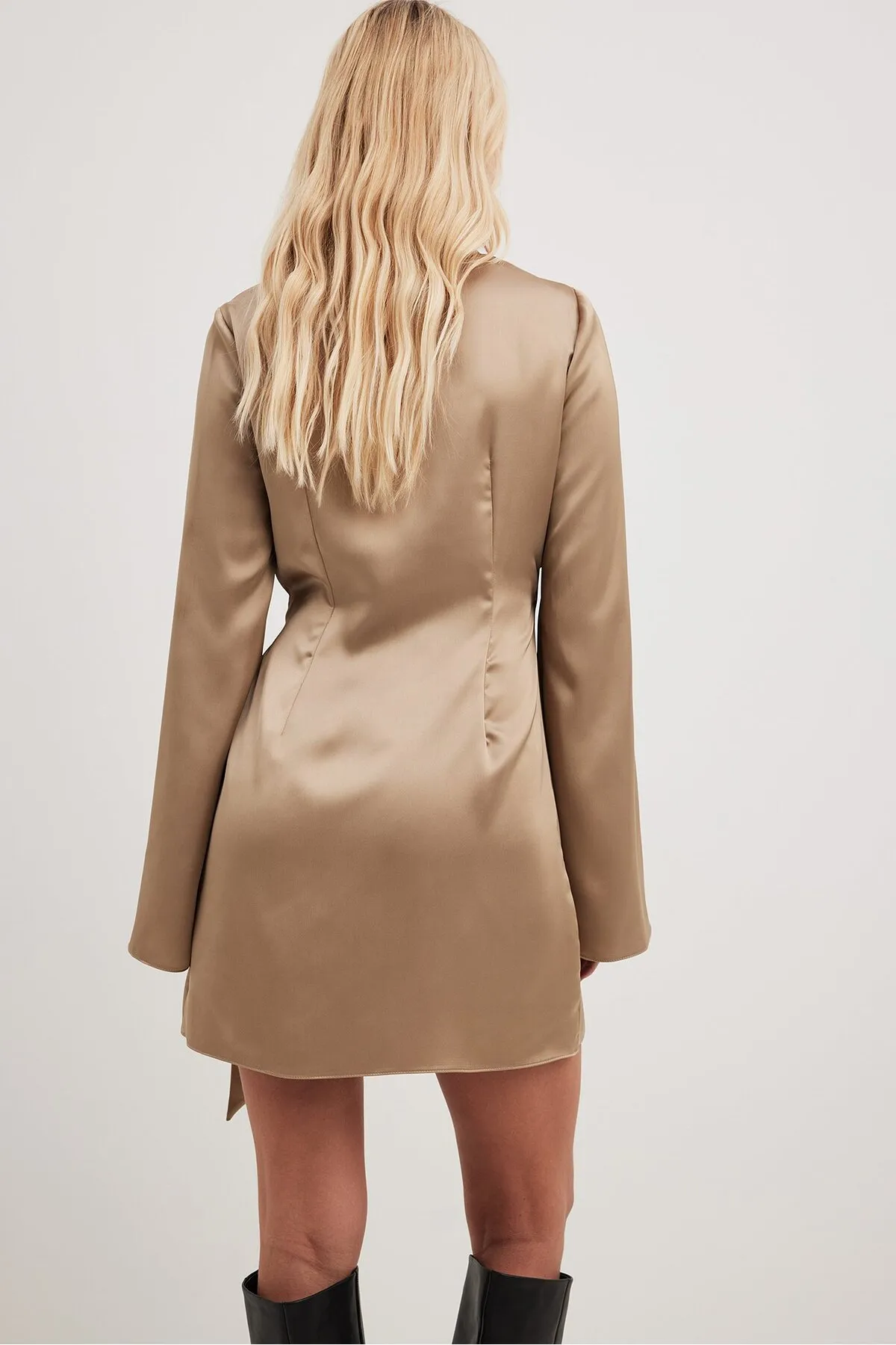 NA-KD  Wickelkleid aus Satin