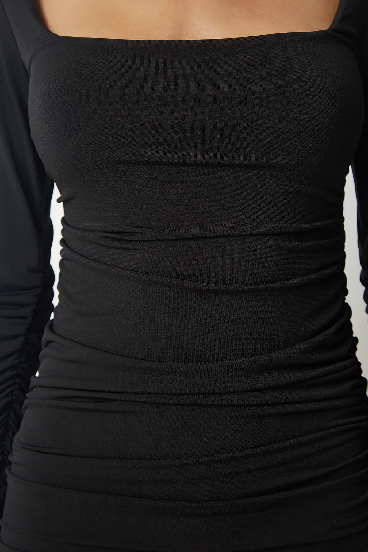 Happiness İstanbul  Schwarzes Sandy-Kleid mit quadratischem Ausschnitt und Raffung für Damen YK00070