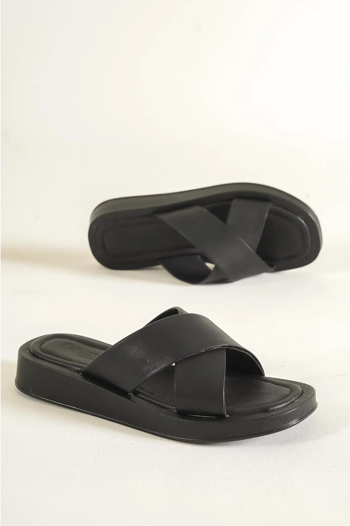 Capone Outfitters  Schwarze Capone-Hausschuhe mit Kreuzriemen für Damen