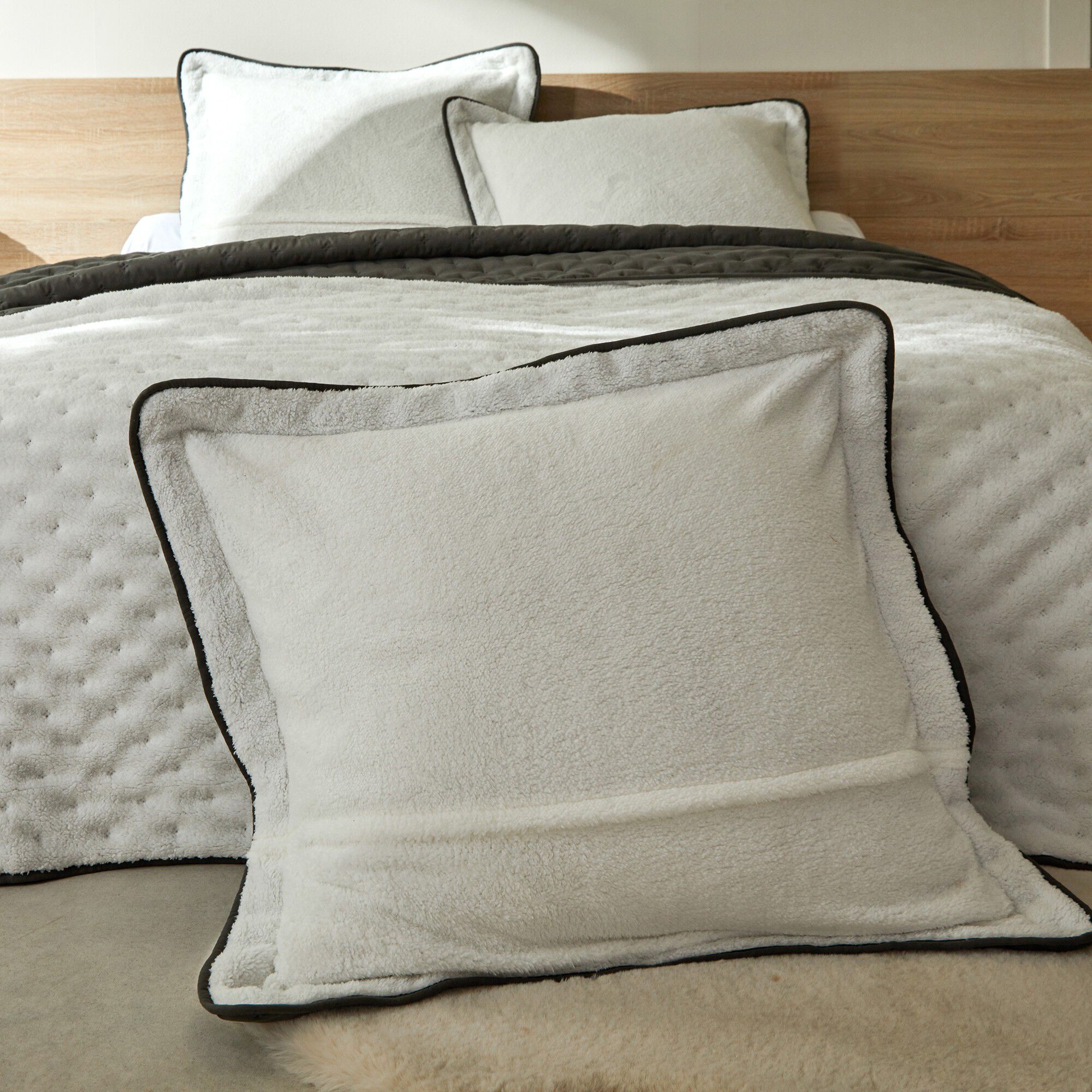 Couvre-lit réversible microfibre matelassée/sherpa