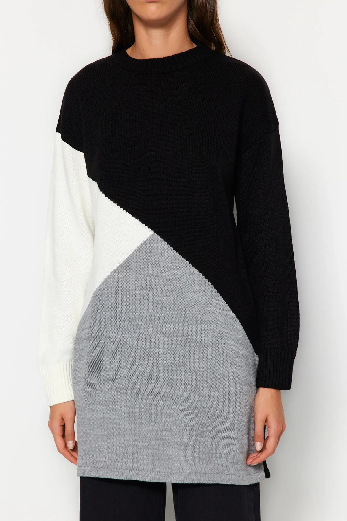Trendyol Modest  Schwarzer Farbblock-Strickpullover TCTAW24AK00008