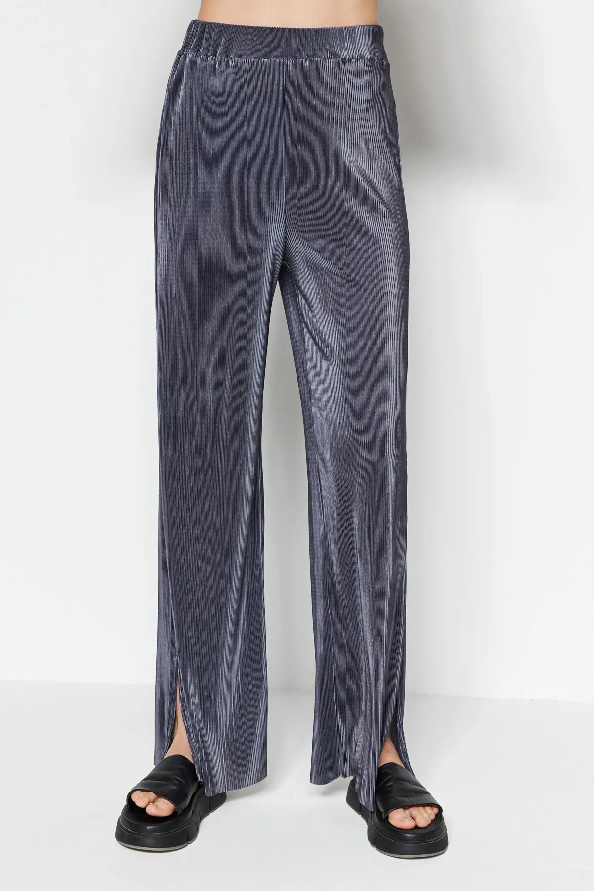 Trendyol Collection  Anthrazitfarbene, plissierte, geschlitzte, detaillierte, elastische Taille, bequemer Schnitt, Strickhose mit hoher Taille TWOSS23PL00108