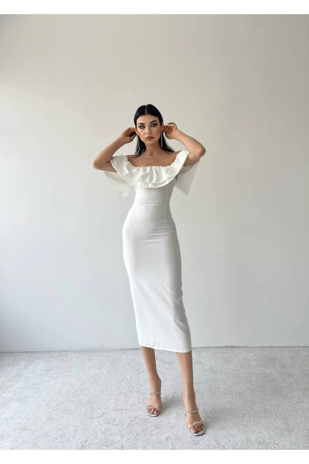 SONREİR  Trägerloses, schulterfreies Midikleid mit Rüschen