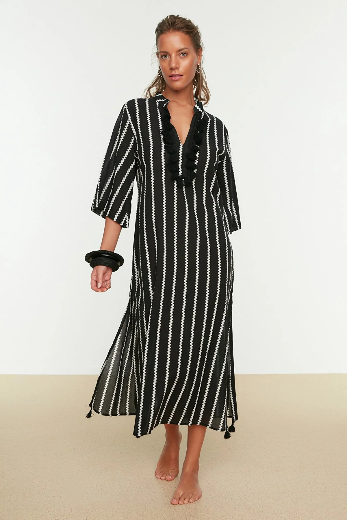Trendyol Collection  Schwarz gestreifter Maxi-Kimono und Kaftan aus 100 % Baumwolle mit gewebten Quasten TBESS20KM0024