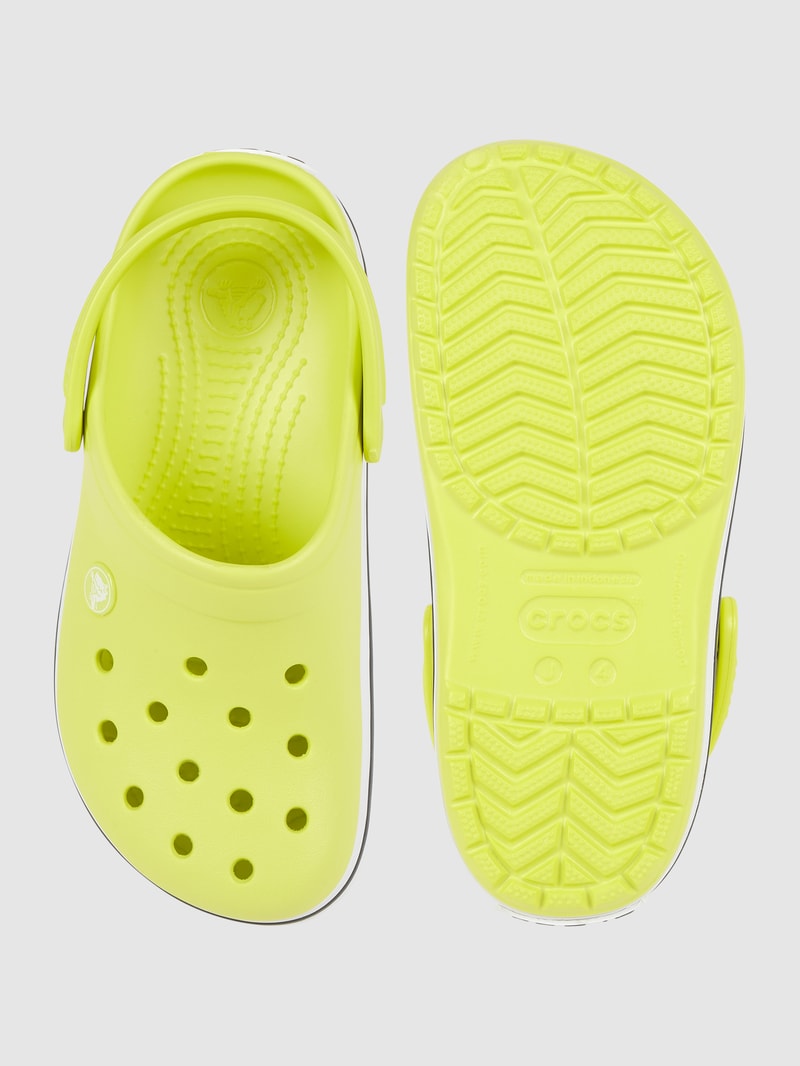 Clogs mit Luftlöchern in hellgrün