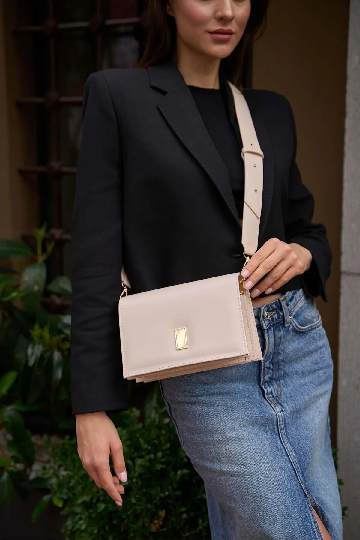 Madamra  Cremefarbene Schultertasche mit dickem Riemen und goldfarbenem Detail für Damen