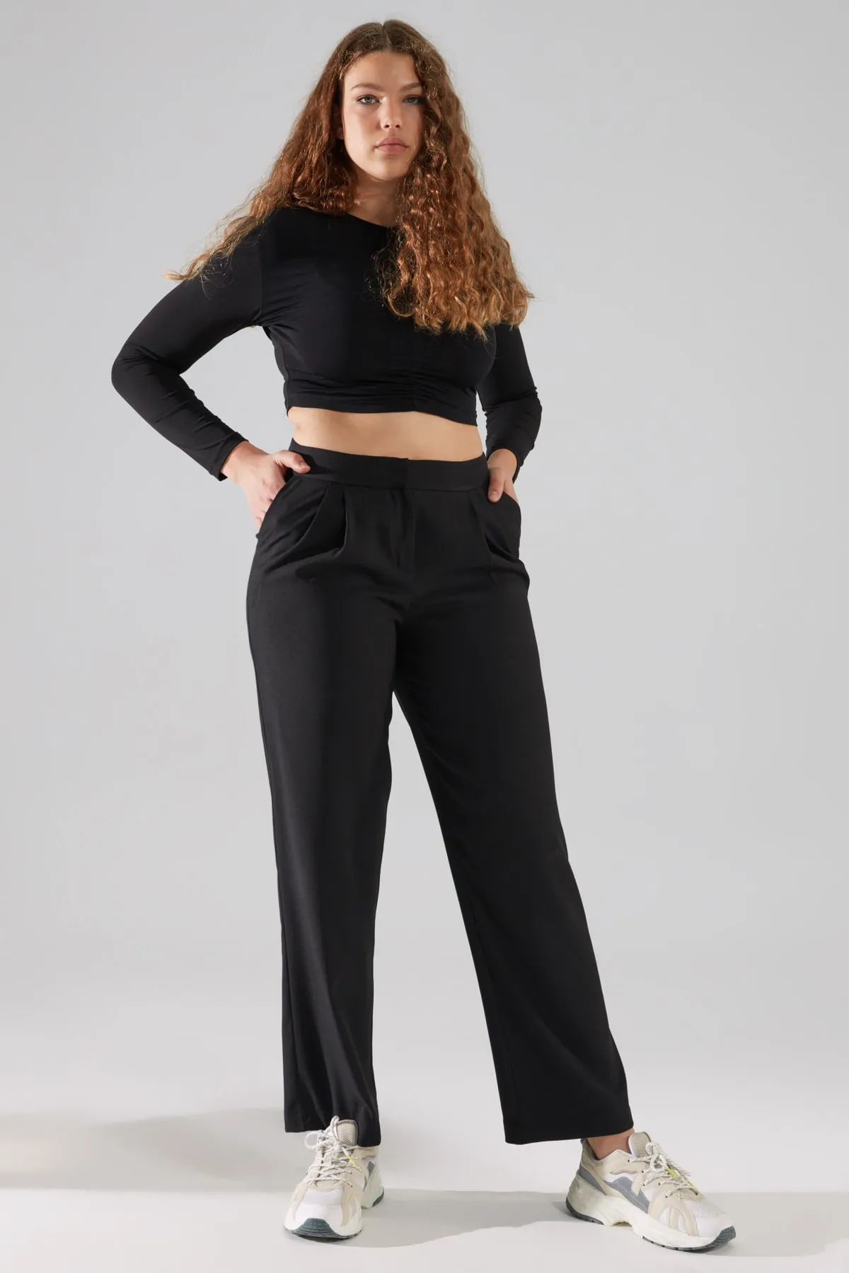 Trendyol Collection  Schwarze, gerade geschnittene, plissierte Webhose TWOSS19WX0017