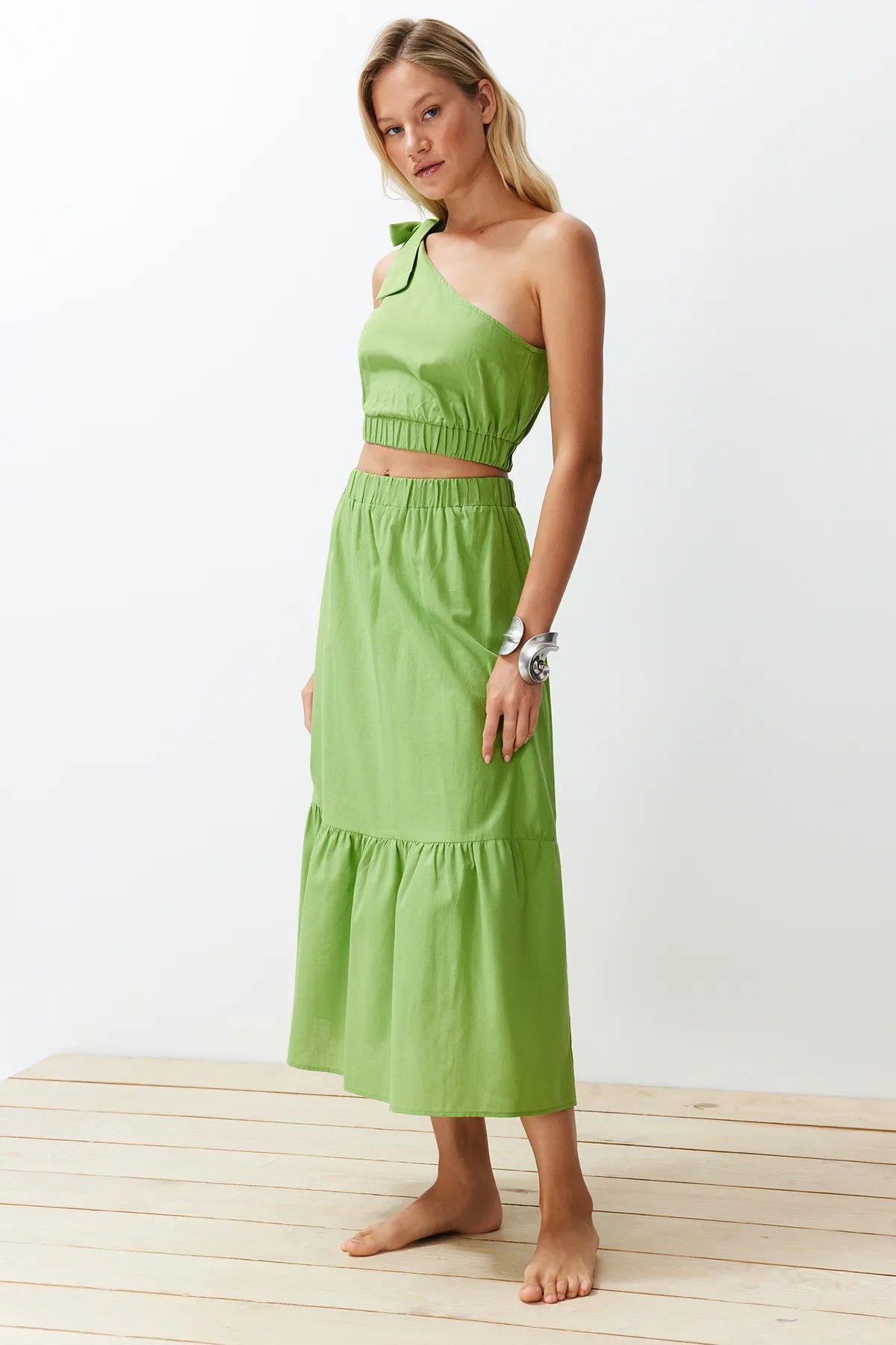 Trendyol Collection  Grünes gewebtes Blusenrock-Set mit einer Schulter TBESS24AU00037