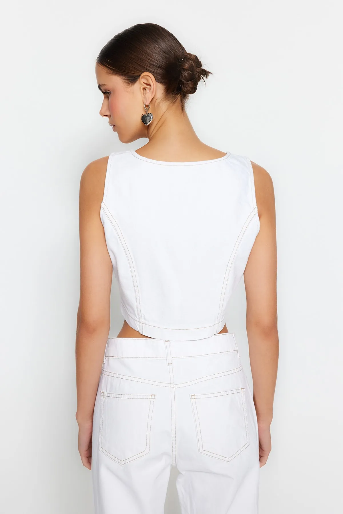 Trendyol Collection  Weißes Jeans-Bustier in limitierter Auflage mit Nieten-Detail TWOSS23BS00015